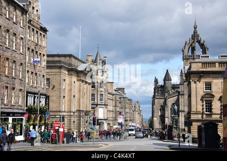 Visualizza in basso Royal Mile, Città Vecchia, Edimburgo, Lothian, Scozia, Regno Unito Foto Stock