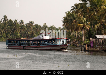 Attesa per il traghetto backwaters di Alleppey (Alappuzha), Kerala, India Foto Stock