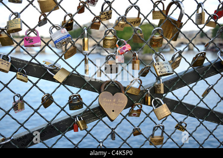 Amore blocca attaccato al Pont des Arts sul fiume Senna a Parigi, Francia Foto Stock