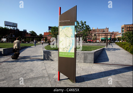 Spazio aperto e passaggi pedonali che conducono alla estremità nord sul Rose Kennedy Greenway, Boston, Massachusetts Foto Stock