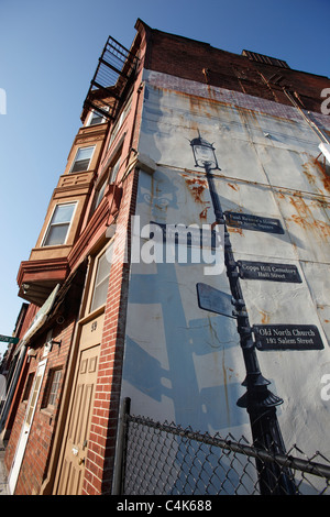 Dipinto murale di una lampada a gas sul lato di un edificio nella estremità nord quartiere di Boston Foto Stock