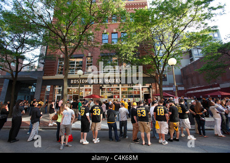 Boston Bruins hockey linea di ventole fino a entrare in un bar di Boston per gioco sette della Stanley Cup che viene riprodotto in Vancouver Foto Stock