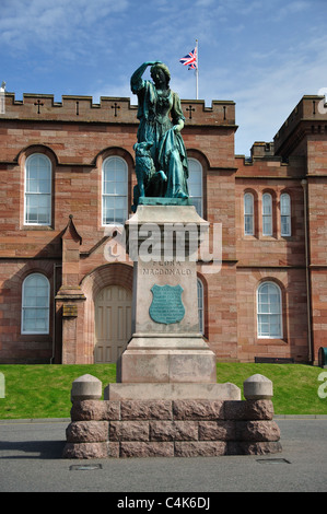 Flora Macdonald statua che si trova nella parte anteriore del castello di Inverness, Castle Hill, Inverness, Highland, Scotland, Regno Unito Foto Stock
