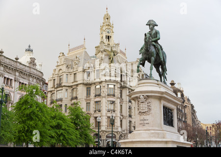 Statua di Porto strada principale Avenida dos Aliados del re Dom Pedro IV, Oporto, Portogallo Foto Stock