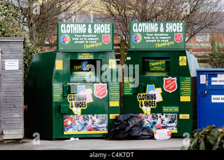 Gli scomparti di riciclaggio per capi di abbigliamento e calzature, Aberystwyth, Galles. Foto Stock