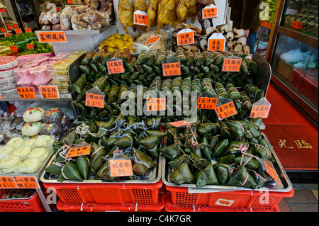 Riso avvolto in foglie di vite in vendita in un negozio di generi alimentari, la Causeway Bay di Hong Kong Island, Cina. Foto Stock