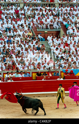 La corrida con mattatori Curro Días, El Juli e A. Talavante, San Fermín street-partying, Pamplona, Navarra, Spagna, Europa. Foto Stock