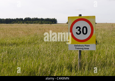 Segnale di limite di velocità su Salisbury Plain zona di addestramento militare Foto Stock