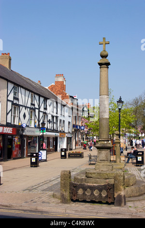 Le scorte e la croce di mercato in Poulton le Fylde Foto Stock