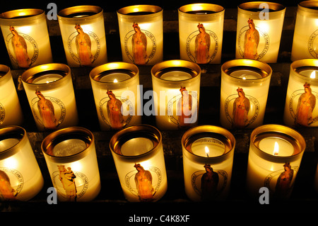 Candele votive in Notre Dame de Paris, Francia Foto Stock