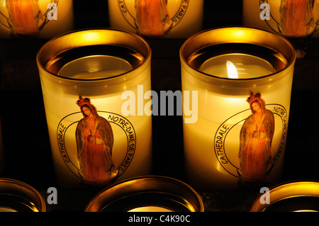 Candele votive in Notre Dame de Paris, Francia Foto Stock