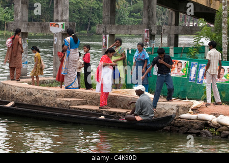 Pagando il barcaiolo backwaters di Alleppey (Alappuzha), Kerala, India Foto Stock