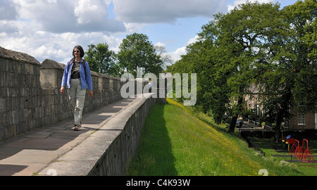 Camminando sulle mura della città di York , Yorkshire, Inghilterra Foto Stock