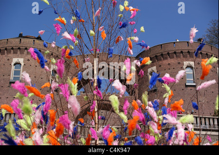 Svedese albero di Pasqua decorazione, piume su un ramo, Karnan castello, Helsingborg, Svezia Foto Stock