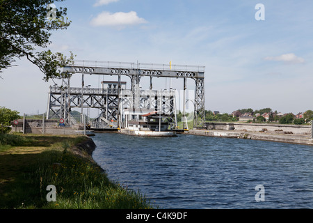 Idraulico storico boat lift n. 4, Canal du Centre, patrimonio mondiale dell UNESCO, provincia dell'Hainaut (Vallonia, Belgio, Europa Foto Stock