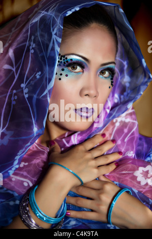 Bella donna asiatica che indossa un velo colorato Foto Stock