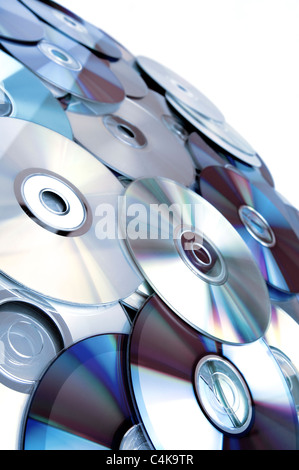 Dato un set di DVD sparsi su un tavolo Foto Stock