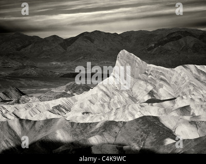 Manly Peak da Zabriskie Point sunrise. Parco Nazionale della Valle della Morte, California Foto Stock