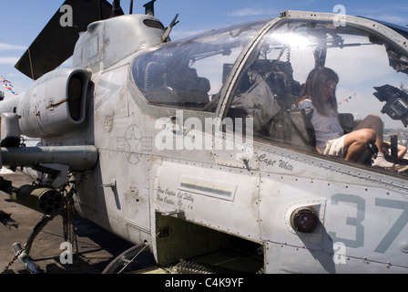 Marina degli Stati Uniti Bell AH-1W Super elicottero Cobra gunship sul ponte di volo della USS Iwo Jima Wasp-classe assalto anfibio della nave. Foto Stock