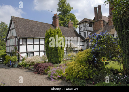 Tudor House in Shropshire. Un tipico English country garden immagine orizzontale con colorati giardino ed una deliziosa cerca casa. Foto Stock