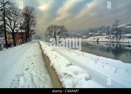 Inverno favoloso scena con cieli drammatico lungo le rive del fiume Wistula a Cracovia in Polonia. Foto Stock