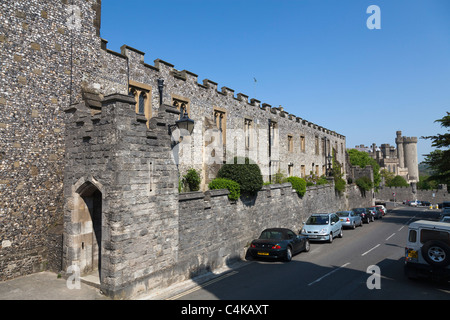 Parrocchia Convento e chiesa di San Nicholas, Arundel con castello in background Foto Stock