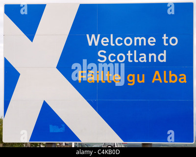 Benvenuto a Scotland road sign in inglese e lingue gaelico a Carter Bar sul confine tra Inghilterra e Scozia Foto Stock