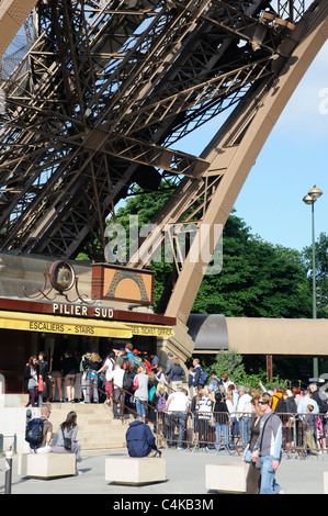 La gente in coda per acquistare il biglietto per la Torre Eiffel a Parigi, Francia Foto Stock