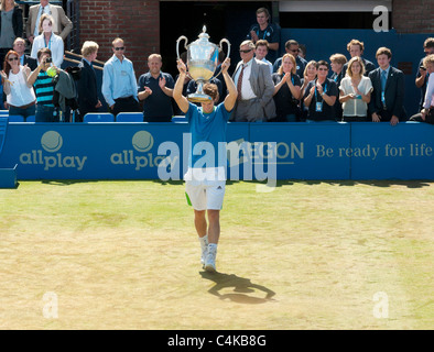 Andy Murray, Gran Bretagna, vince il Campionato Aegon al Queens Tennis Club di Londra, giugno 2011. Egli sfilate con il trofeo. Foto Stock