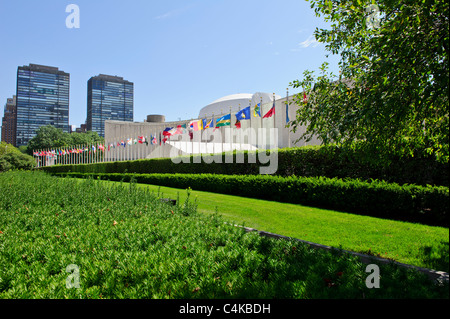 Bandiere degli Stati membri delle Nazioni unite in mostra presso la sede delle Nazioni Unite a New York City, Manhattan Stati Uniti. Foto Stock
