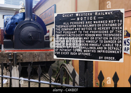 Segno in stile vittoriano stazione ferroviaria pubblica avviso di non sottovalutare sulla ferrovia Foto Stock