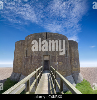 Un Martello Tower sulla costa di Suffolk costruito durante la guerra napoleonica agli inizi del XIX secolo. Foto Stock