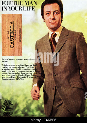 Pagina piena originale di annuncio nella rivista di moda circa 1969 che unisce moda e vuole il fumo del tabacco pubblicità Foto Stock