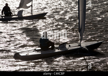 Barche a vela racing sul fiume Deben, Felixstowe Ferry, Suffolk, Regno Unito. Foto Stock
