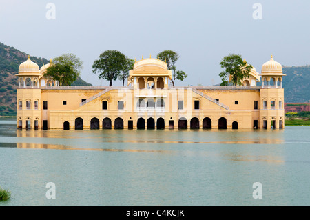 Jal Mahal (che significa "Acqua Palace") è un palazzo situato nel cuore dell'uomo Sagar lago nella città di Jaipur, Foto Stock