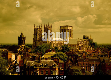 Vista del paesaggio di York Minster dall alto angolo con nuvole pesanti in tonalità seppia Foto Stock