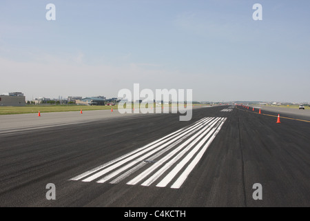 Vuota pista di aeroporto Foto Stock