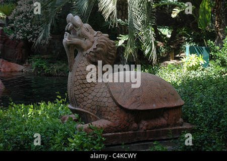 Un dragone cinese turtle giardino statua Decora il giardino vicino all'ingresso del Mirage hotel in Las Vegas. Foto Stock