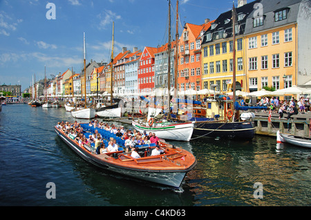 Crociera in barca sul colorato lungomare del XVII secolo, canale di Nyhavn, Copenaghen (Kobenhavn), Regno di Danimarca Foto Stock
