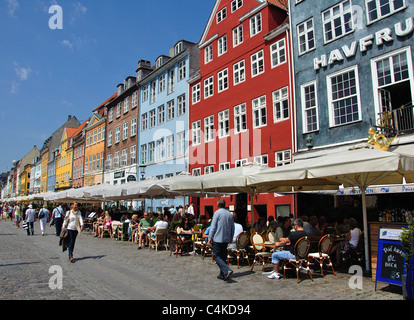 Ristoranti sul canale di Nyhavn, Copenhagen (Kobenhavn), Regno di Danimarca Foto Stock