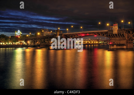 Burnside ponte sul fiume Willamette a Downtown Portland Oregon notte Foto Stock