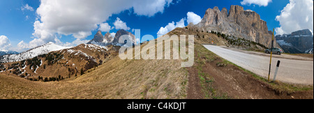 180 Panorama Passo Sella vista verso il Sassolungo e il Sass Pordoi, Canazei, Trentino Alto Adige, Dolomiti, Italia, Europa Foto Stock