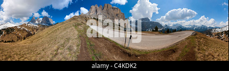 Passo Sella vista verso il Sassolungo e il Sass Pordoi, Canazei, Trentino Alto Adige, Dolomiti, Italia, Europa Foto Stock