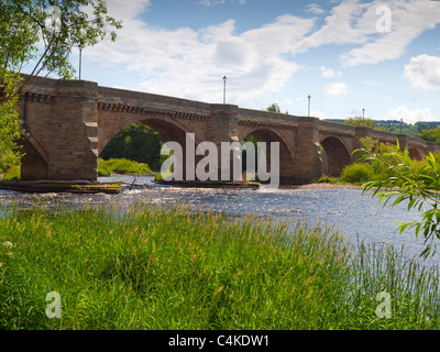 Una forma ad arco in pietra del ponte stradale sul fiume Tyne a Corbridge Northumberland REGNO UNITO Foto Stock