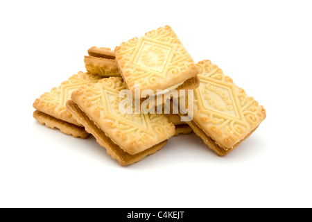 Pila di crema biscotti riempito isolato su bianco Foto Stock