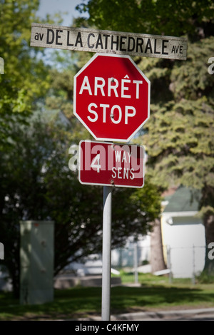 Un Francese-inglese bilingue segno di arresto viene visto su Avenue de la Cathedrale Avenue nel quartiere di Winnipeg di Saint-Boniface Foto Stock