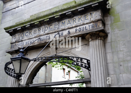 Arco di pietra che indica un mercato locale Foto Stock