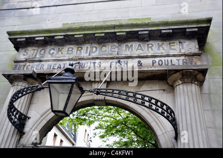 Arco di pietra che indica un mercato locale Foto Stock