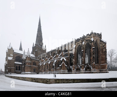 Lichfield Cathedral east end che mostra al di fuori della signora della cappella e la guglia centrale con neve invernale sul terreno Foto Stock