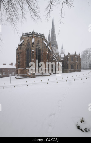 Lichfield Cathedral east end che mostra al di fuori della signora della cappella e la guglia centrale con neve invernale sul terreno Foto Stock